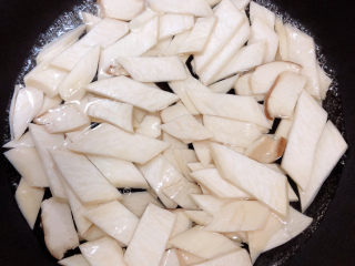 7、杏鲍菇炒肉片,锅中烧热水，烫一下杏鲍菇。