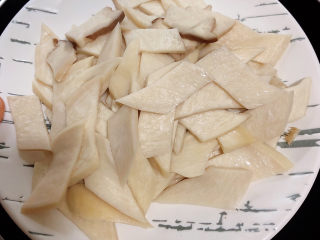 8、杏鲍菇炒肉片,煮开锅后，即可捞出待用。