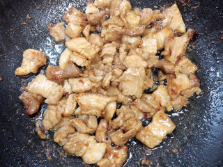 10、杏鲍菇炒肉片,五花肉翻炒均匀，因为有淀粉的缘故，会粘一些锅底，多翻炒避免糊底。