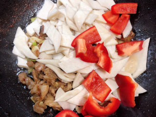 12、杏鲍菇炒肉片,再加入杏鲍菇和红椒，翻炒均匀。