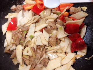 13、杏鲍菇炒肉片,加入适量的盐，翻炒入味。