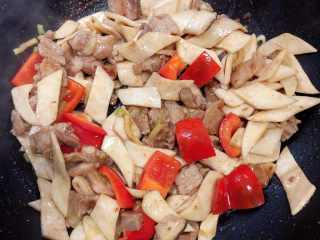 14、杏鲍菇炒肉片,关火可以出锅了。