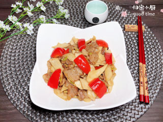 15、杏鲍菇炒肉片,一盘颜色亮丽的杏鲍菇炒肉片就上桌了！