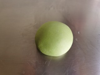 6、菠菜鸡蛋面,和好的面团揉光滑，盖上保鲜膜静置约20分钟左右。