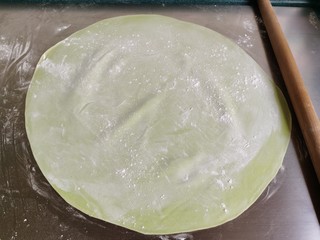 7、菠菜鸡蛋面,在擀制过程中如果面皮有一点粘，就要撒面粉防粘。