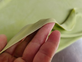 8、菠菜鸡蛋面,面皮擀到你喜欢的厚薄度就可以了，面皮擀的越大面条就越薄。