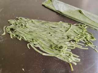 13、菠菜鸡蛋面,最后把切好的面条展开就可以了。