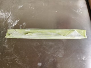 10、菠菜鸡蛋面,再像折扇子一样的折起来。