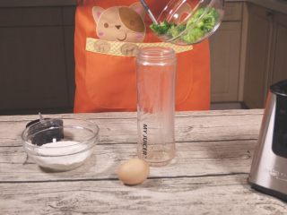 3、鸡肉蔬菜饼,放入料理机,不需要加水,因为后面会放鸡蛋。