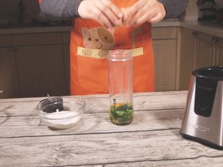 4、鸡肉蔬菜饼,打入一个生鸡蛋。