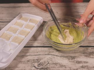 7、鸡肉蔬菜饼,加入先前做好的鸡肉泥,可以看我其他食谱介绍了制作方法。