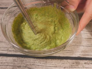 8、鸡肉蔬菜饼,搅拌均匀后,如果过干,可以加一些水。用勺子舀起,缓慢流下。