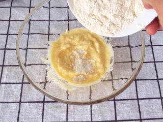 4、宝宝辅食9M➕:青菜鳕鱼面线,将面粉分三次倒入鳕鱼泥中,每次都要充分搅拌均匀