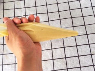 8、宝宝辅食9M➕:青菜鳕鱼面线,把面糊倒进裱花袋里,在裱花袋的尖头处,剪一个小口