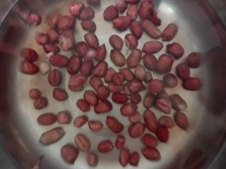 1、莲藕花生排骨汤,花生米洗净冷水泡10分钟