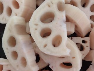 4、莲藕花生排骨汤,藕切成段