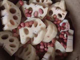 5、莲藕花生排骨汤,将排骨花生和藕放入高压锅内