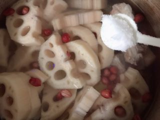 7、莲藕花生排骨汤,加适量盐后高压锅煮45分钟左右