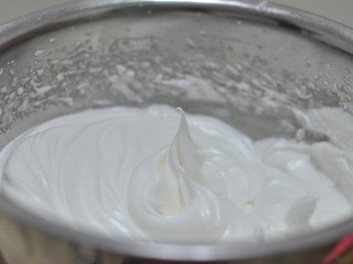 5、舒芙蕾芝士蛋糕,2个蛋清分三次加入40克细砂糖。将蛋清打发至提起打蛋器，蛋清可以拉出微微弯曲的尖角的程度（接近干性发泡）。打发好的蛋清放冰箱冷藏备用。