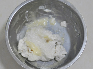 6、舒芙蕾芝士蛋糕,软化的奶油芝士和25克糖，用打蛋器打均匀