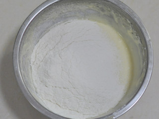 12、舒芙蕾芝士蛋糕,加入玉米淀粉，搅打均匀，成为芝士糊