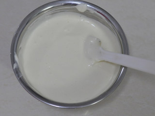 13、舒芙蕾芝士蛋糕,取蛋白霜和芝士糊分3次用橡皮刮刀从底部往上翻拌，使蛋白霜与芝士糊混合均匀