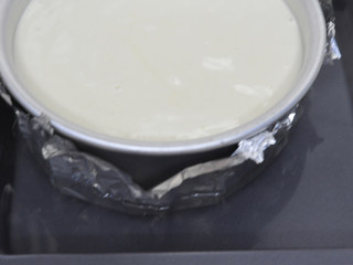 15、舒芙蕾芝士蛋糕,将模具放入烤盘，烤盘里倒入足够高度的开水