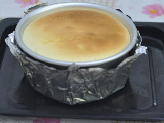 17、舒芙蕾芝士蛋糕,烤好的蛋糕，插入一根牙签检查，熟了以后取出，如果不熟，适当延长烘烤时间。