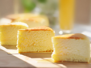 18、舒芙蕾芝士蛋糕,出炉的蛋糕冷却后，放入冰箱冷藏1夜再脱模切块哦~