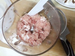 2、香菇肉末豆腐,猪肉打成肉馅