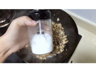 18、香菇肉末豆腐,加入食盐调味