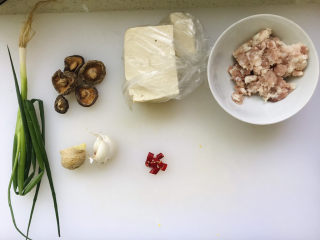 1、香菇肉末豆腐,所有用到的食材都在这里了；