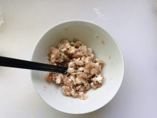 7、香菇肉末豆腐,加一丢丢清水，用筷子搅匀；