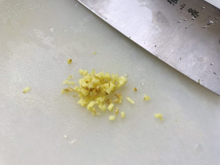 9、香菇肉末豆腐,生姜切碎；