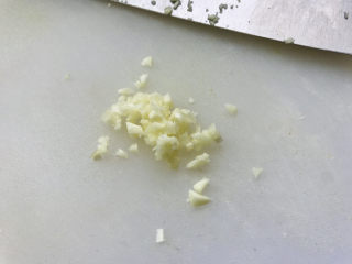 11、香菇肉末豆腐,大蒜切碎；