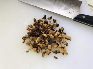 13、香菇肉末豆腐,香菇切小粒备用；
