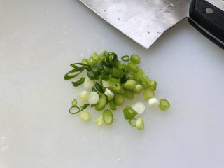 10、香菇肉末豆腐,小葱切成葱花；