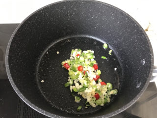 19、香菇肉末豆腐,放入葱椒蒜和小米椒炒香；