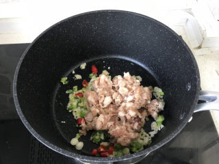 20、香菇肉末豆腐,再放入肉糜翻炒；
