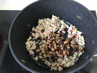 21、香菇肉末豆腐,肉糜变色后放入香菇粒；