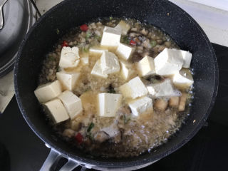 27、香菇肉末豆腐,水沸腾后放入豆腐；