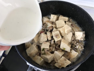 30、香菇肉末豆腐,豆腐的汤汁收的差不多了，沿着锅边倒入刚才调好的水淀粉；
