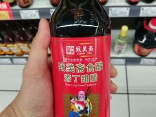 1、简易版猪脚姜,关于甜醋的选择,广东人十个有九个应该会选择致美斋这个牌子,致美斋的甜醋分好几种,添丁甜醋和糯米甜醋,有人说其实味道是一样的。然后就是海天牌子的,香港牌子的有八珍,选择还是因人而异吧