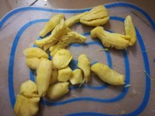 7、简易版猪脚姜,个人感觉拍过的姜更加香,而且吃的时候口感也比较好