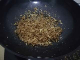 11、简易版猪脚姜,刮下来的姜片也不要扔掉浪费,稍微干炒一下,然后晾干,可以煮水喝