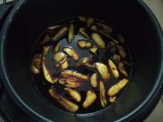 13、简易版猪脚姜,甜醋煮开后加入姜肉后,盖上锅盖中小火煮20-30分钟左右