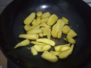 9、简易版猪脚姜,慢慢的烘干姜表面的水分,可以适当的压一下