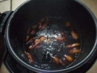 14、简易版猪脚姜,煮的过程一定要时不时的搅拌一下,以免糊底,煮好后盖上锅盖就不要再动了,过夜