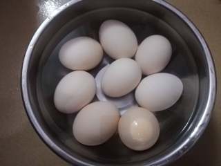 15、简易版猪脚姜,煮好后的鸡蛋过冷水,这样就很容易剥壳了,这时候也可以把昨天弄好的姜醋再次加热