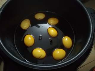 16、简易版猪脚姜,等醋煮热后,把鸡蛋放进去后,盖上盖子中小火慢慢煮